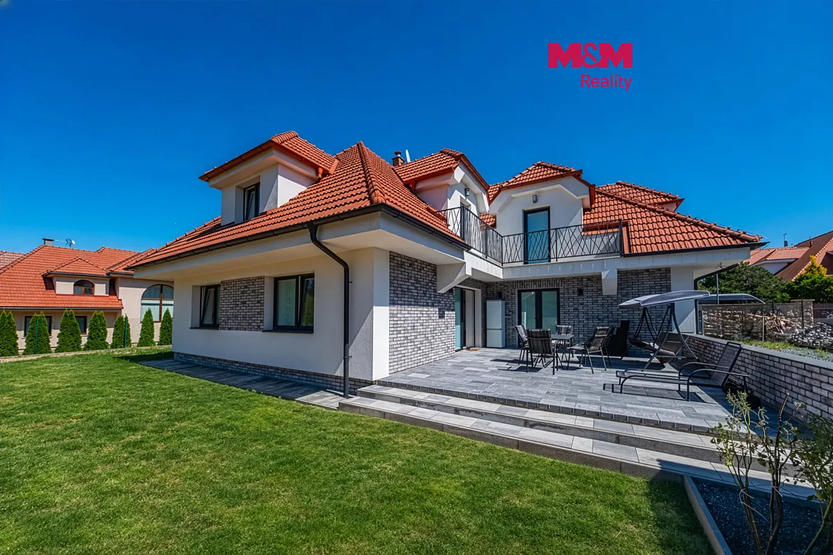 Prodej rodinného domu 379 m², pozemek 803 m²